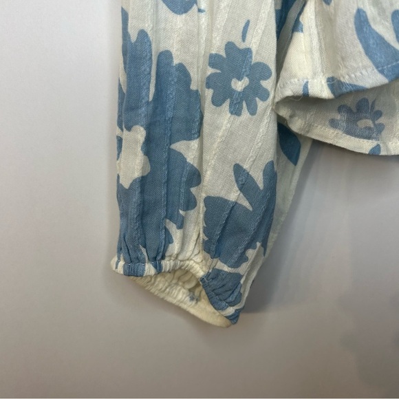 American Eagle Blue and White Floral V Neck Tie Front Crop Top, Size Small - Picture 3 of 11